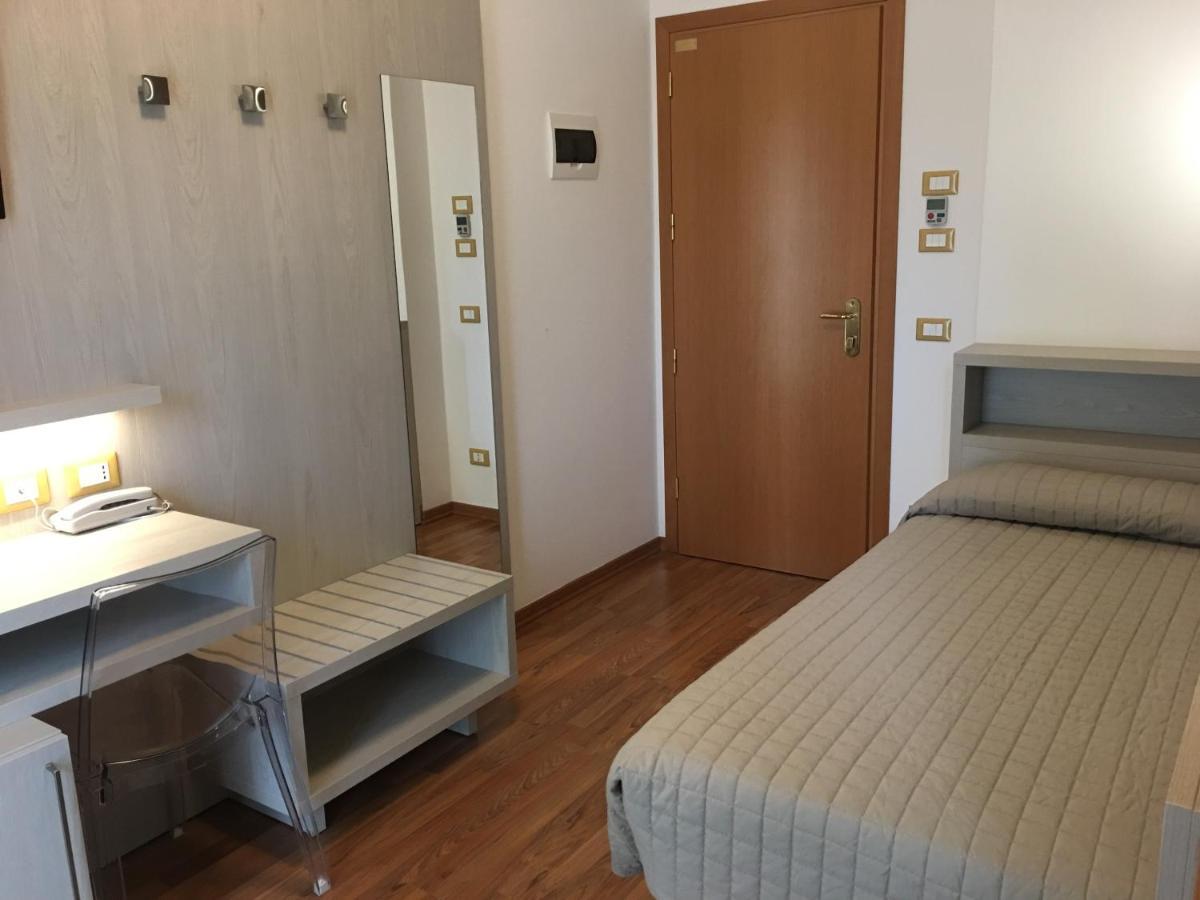 Hotel Monica Rimini Esterno foto